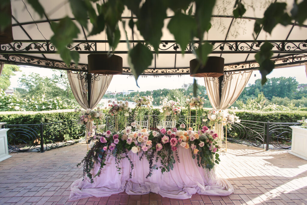 20+ Head Table Wedding Decoration Ideas